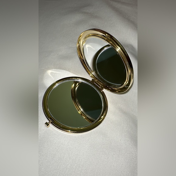 ✨🤍 NEW Henri Bendel RARE Limited Edition Year of the Pig Double Compact Mirror - Picture 6 of 17